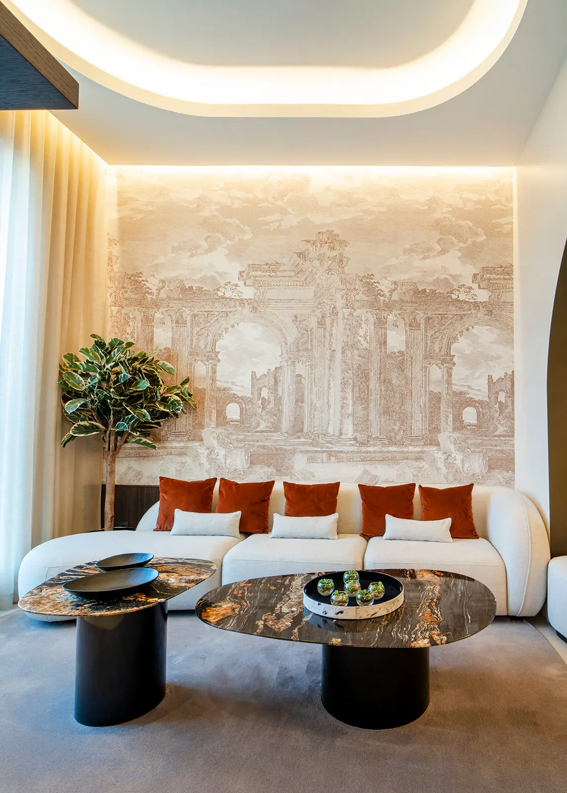 Salón de CasaKary con mural de Sevilla pintado a mano
