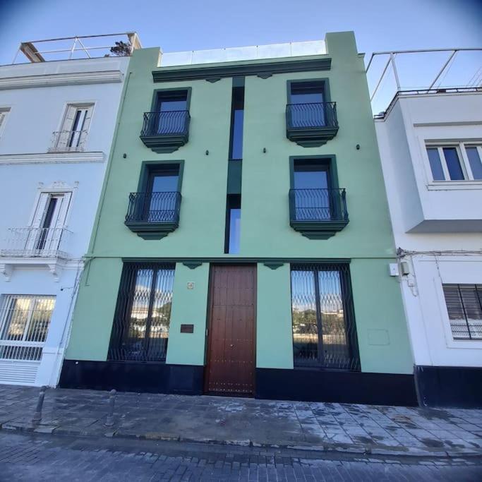 El letrero de hierro de CasaKary en la fachada de Calle Betis