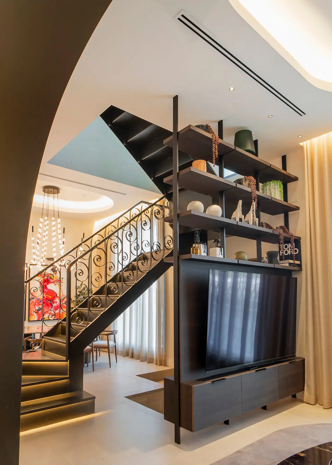 Escalera de hierro forjado junto al salón