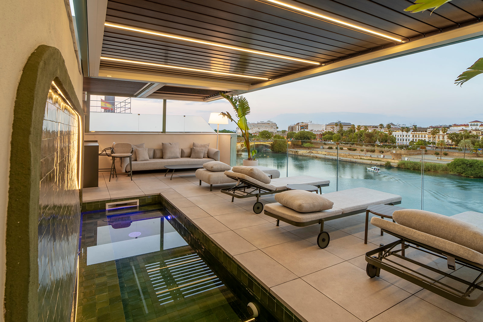 Piscina y tumbonas de la terraza frente al Guadalquivir